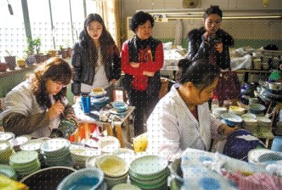 昨日，游客在觀看景泰藍制作。