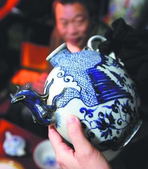 “樊家井”是景德鎮(zhèn)中低端仿品生產(chǎn)和批發(fā)基地，圖為仿元青花鳳首壺。